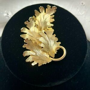 Elegant Vintage Gold Tone Textured Leaf Brooch